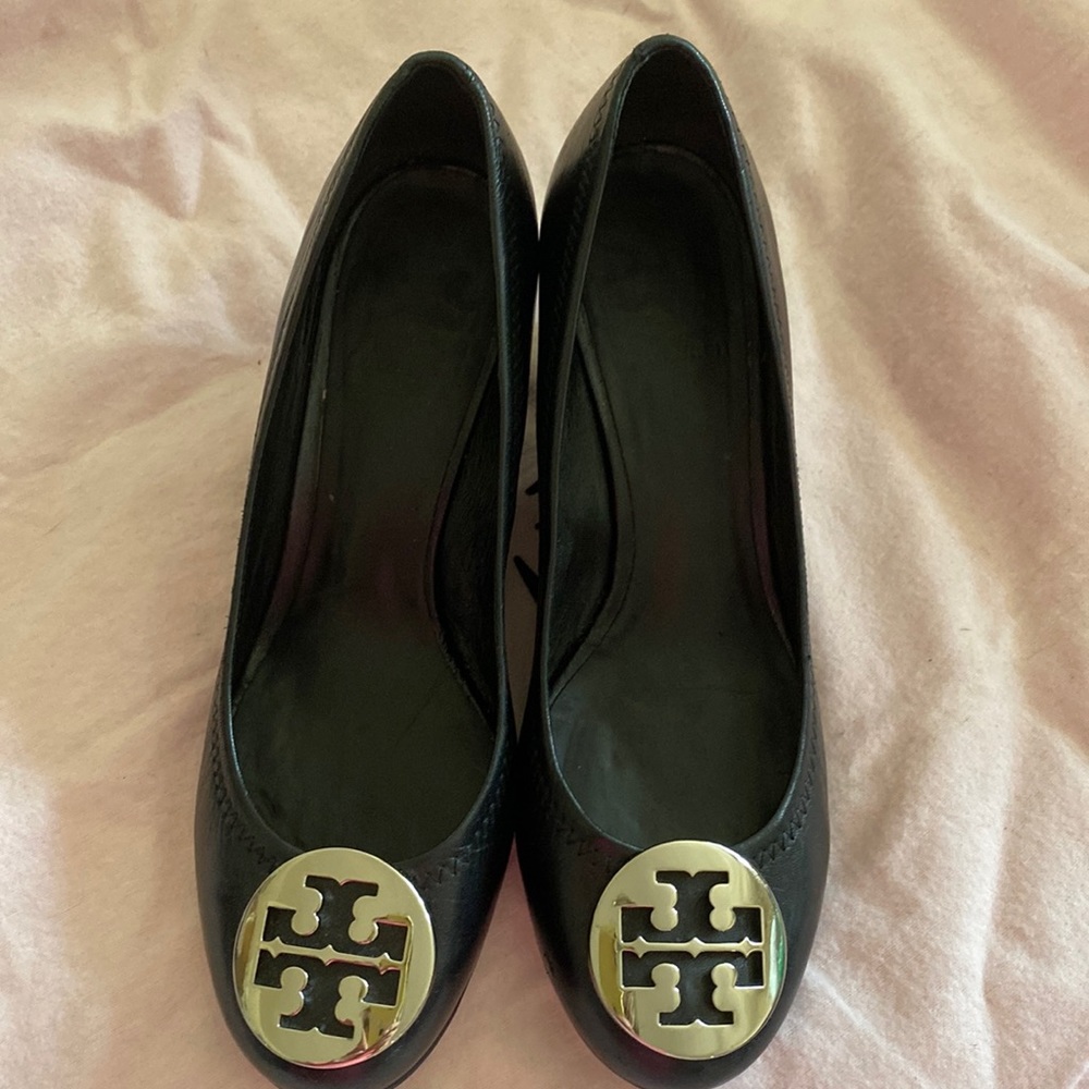 TORY BURCH WOMEN’S BLACK LEATHER CLASSIC LOGO ROUND TOE WEDGED PUMP SIZE 8M